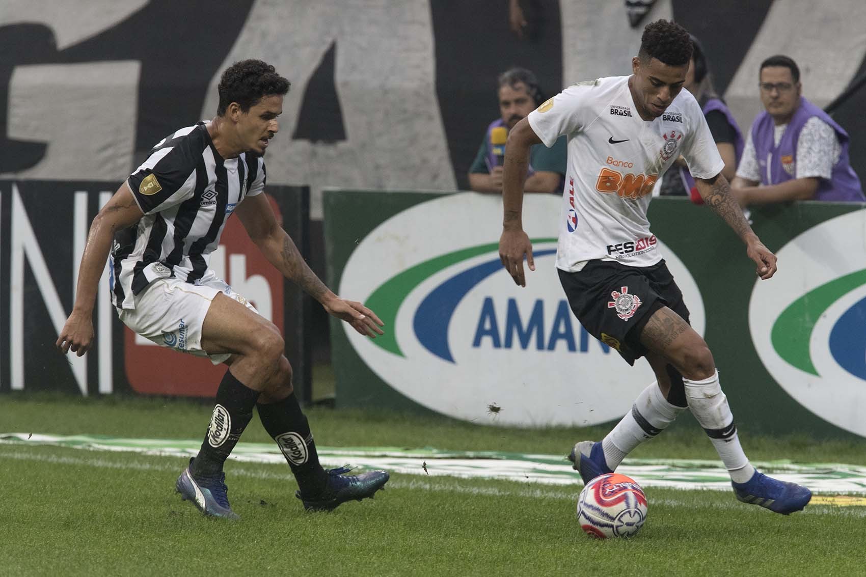 Corinthians encara o Santos no primeiro jogo da semifinal do
