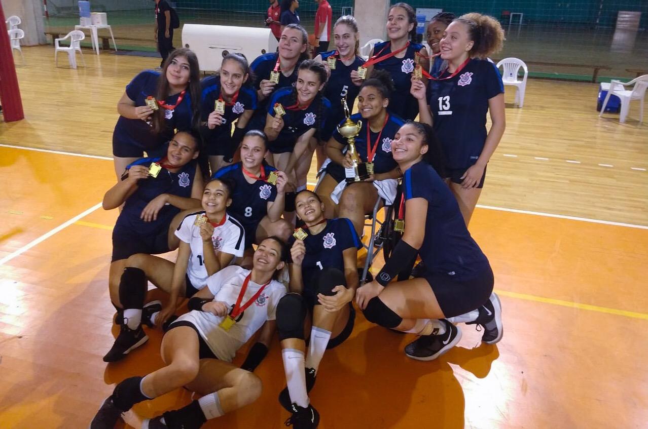 Equipe Sub-15 de vôlei feminino do Corinthians é campeã da série