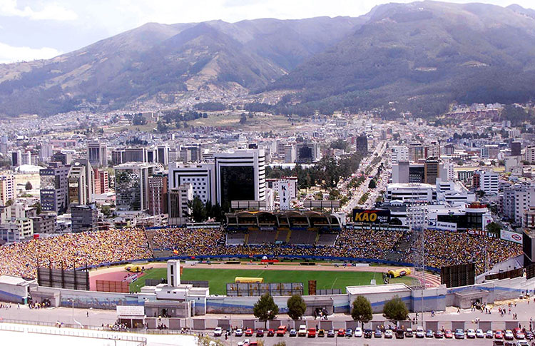 Campo de futebol com escalação da equipe do equador para