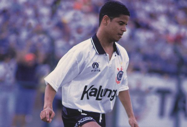Há 26 anos, Marcelinho Carioca estreava pelo Corinthians