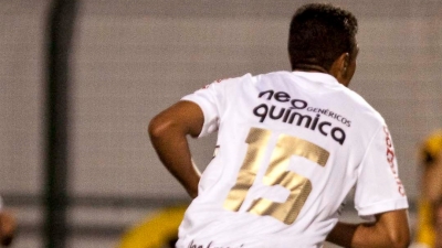 Paulinho marcou primeiro gol no Corinthians há 11 anos 