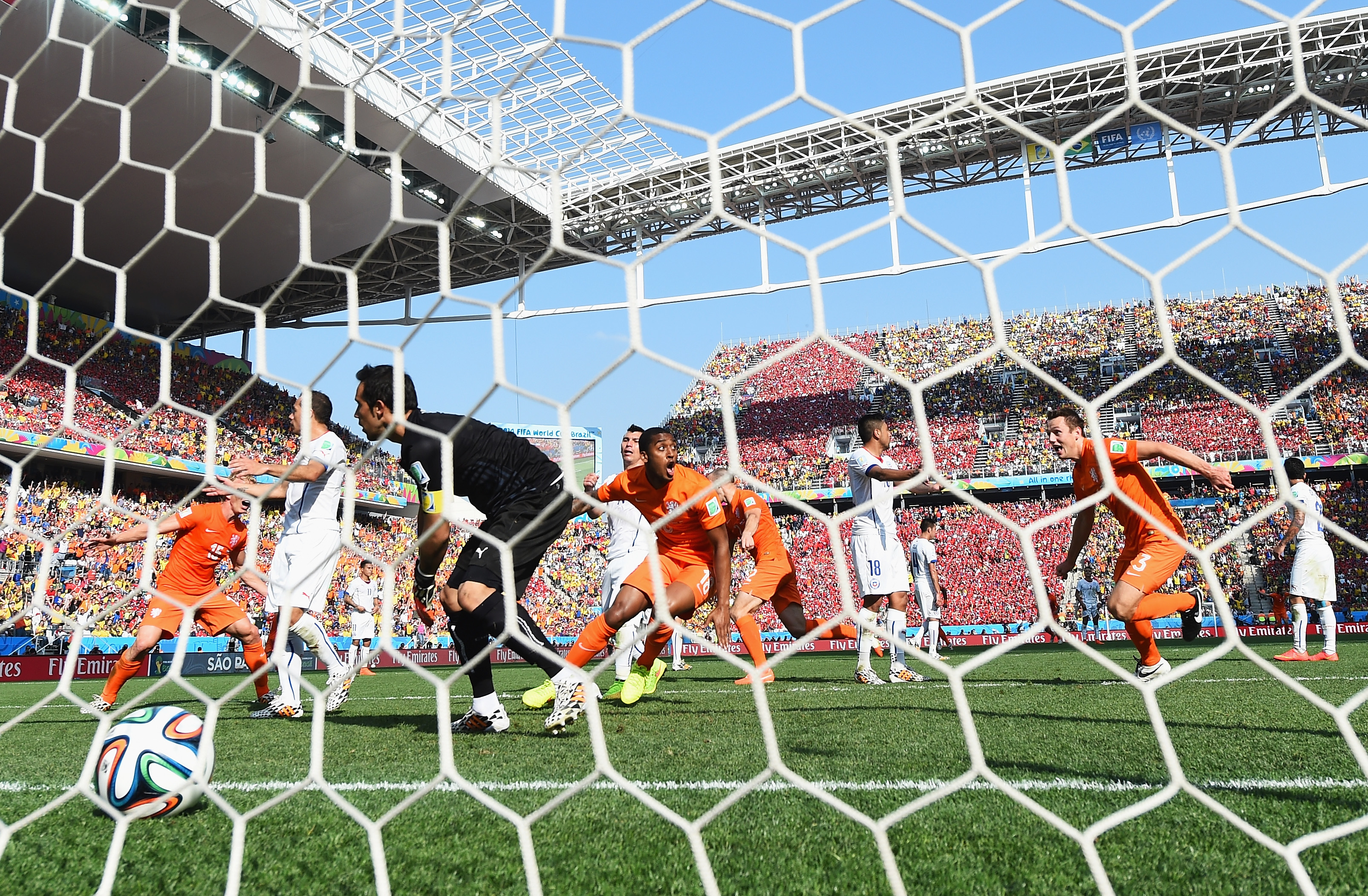 Memphis Depay da Holanda, comemora o seu gol durante a partida