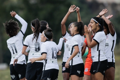 Corinthians anuncia patrocínio master do Grupo São Cristóvão Saúde no  futsal masculino; futebol feminino estampará marca nos shorts