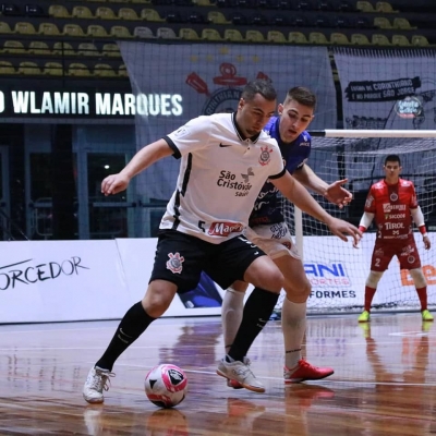 Corinthians anuncia patrocínio master do Grupo São Cristóvão Saúde no  futsal masculino; futebol feminino estampará marca nos shorts