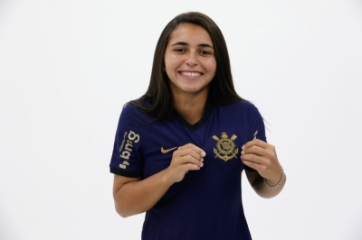 Novidade no elenco para 2022, meio-campista Mariza é o segundo reforço do futebol feminino do Corinthians 
