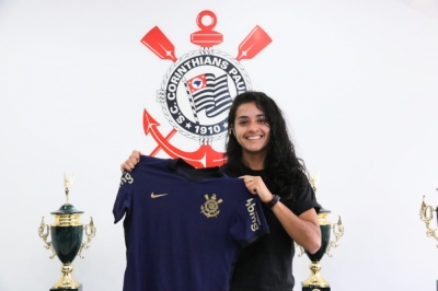 Corinthians anuncia a contratação da meio-campista Liana Salazar