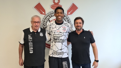 Corinthians renova contrato do zagueiro Gil por mais uma temporada