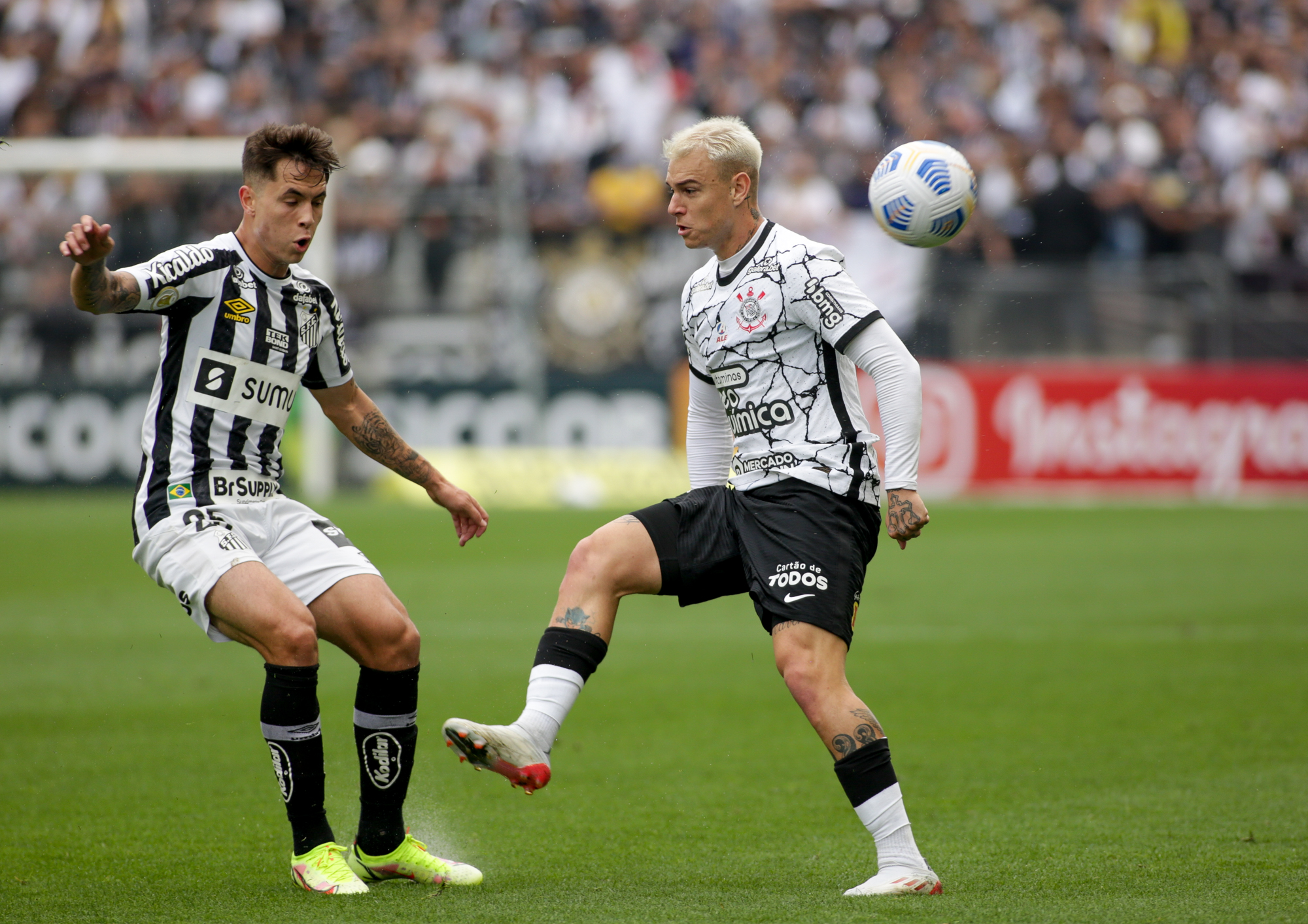 Corinthians e Santos empatam em clássico polêmico e seguem