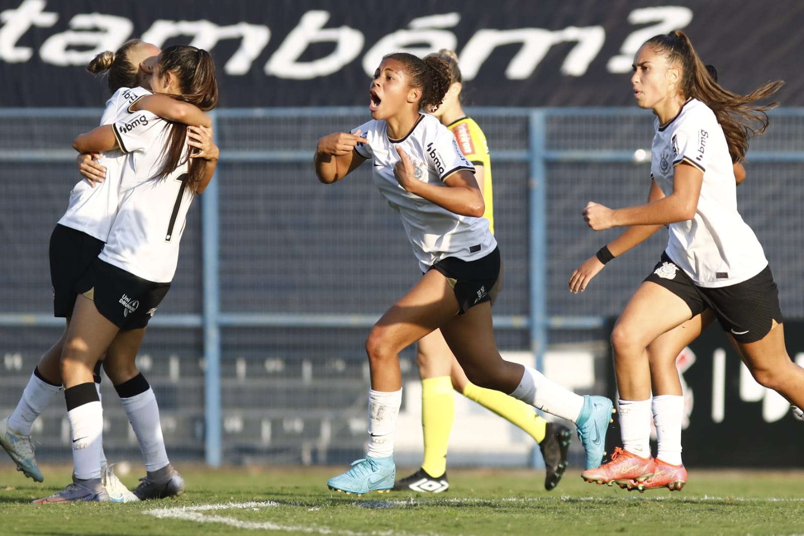 Corinthians bate São Paulo no fim e leva Paulista feminino com