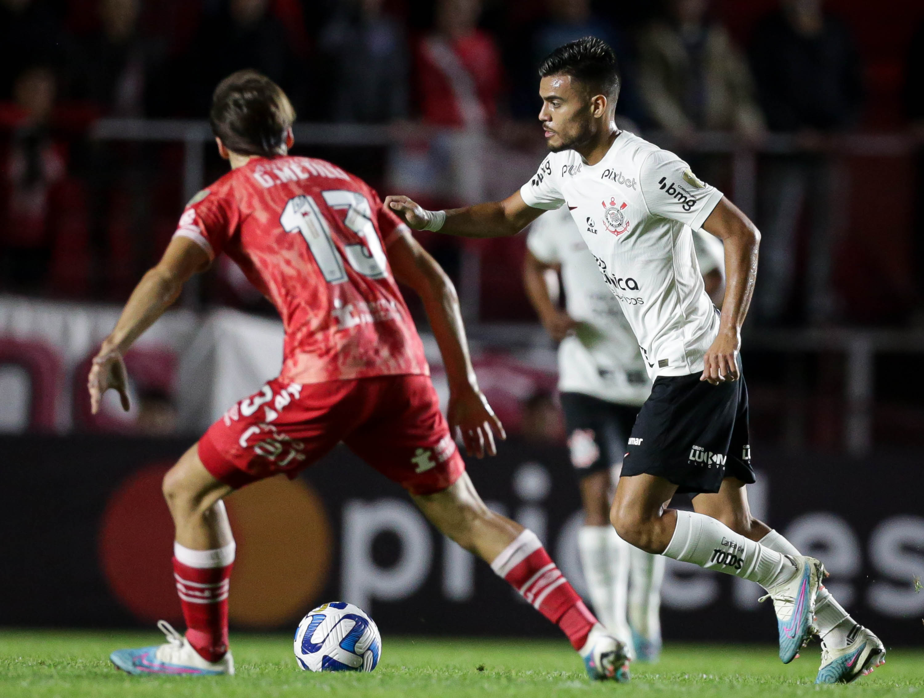 Empate entre Corinthians e Argentinos Juniors faz Róger Guedes