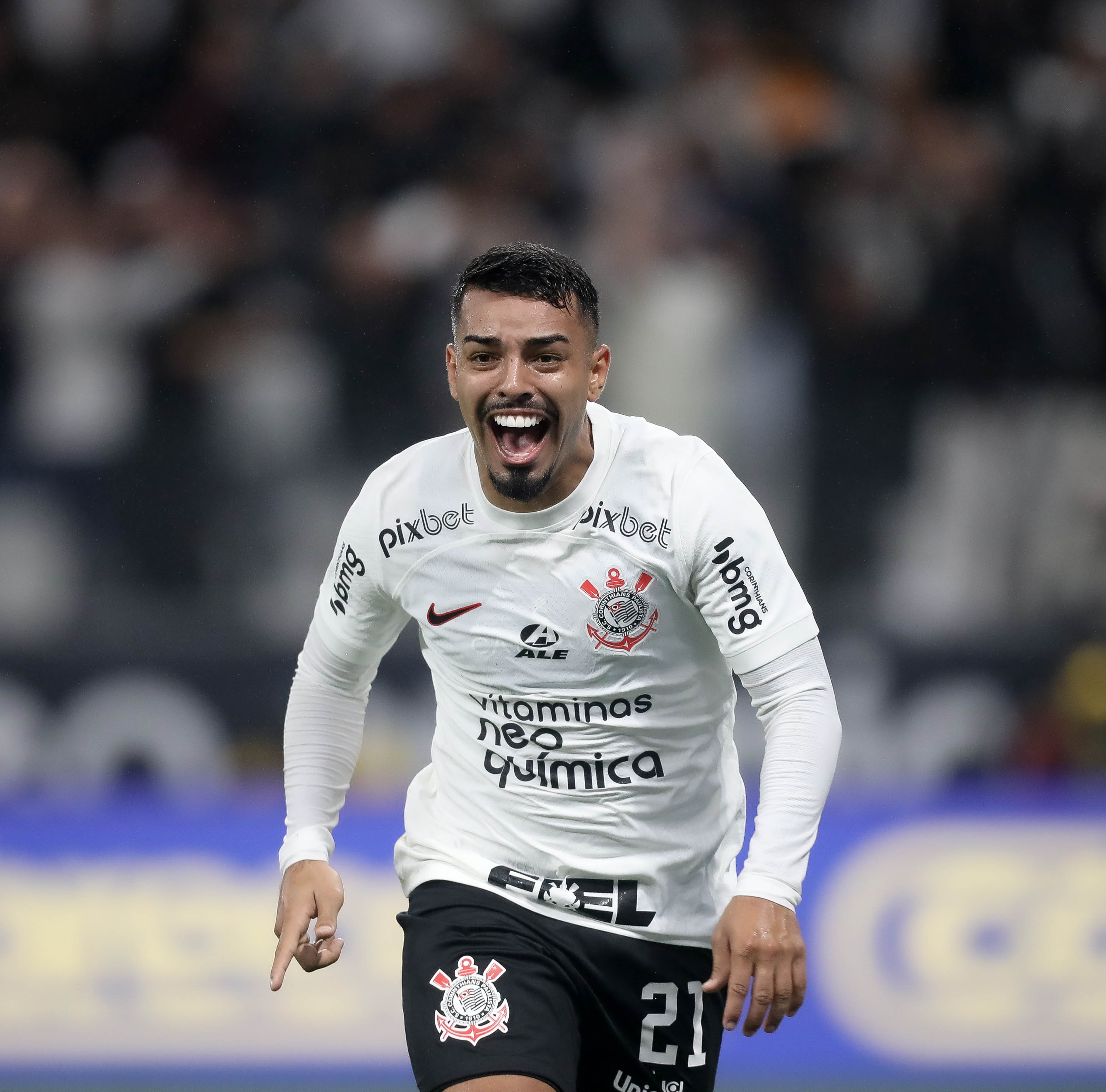 Corinthians para no goleiro do América-MG, falha na defesa e é