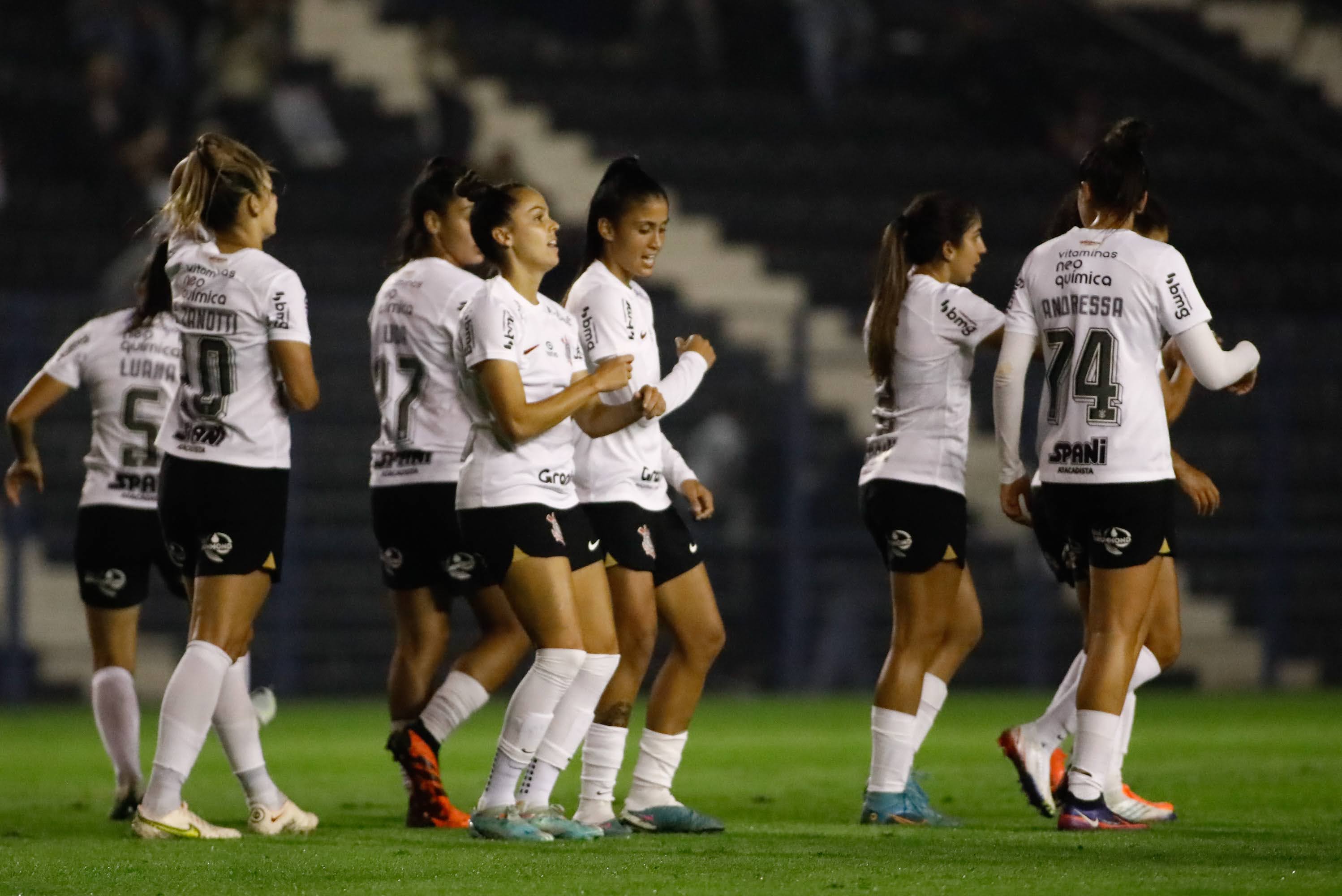 Futebol feminino: no embalo da Fiel, Corinthians goleia o Flamengo