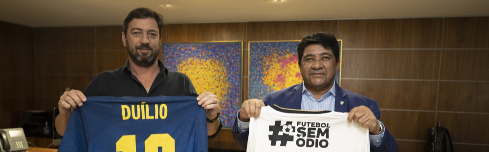 Duilio entrega ao presidente da CBF camisa da campanha Futebol Sem Ódio