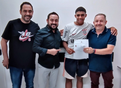 Gui Negão renova contrato com o Corinthians