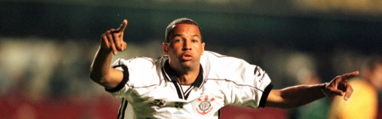 Há 22 anos, Dinei marcava seu último gol com a camisa do Corinthians 
