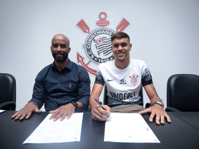 Corinthians renova contrato do zagueiro João Pedro